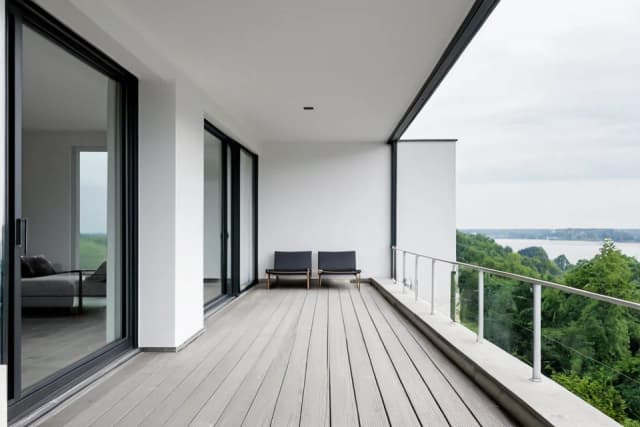 KI-Bild: Modernes Hanghaus mit tiefen Terrassen zur Elbe