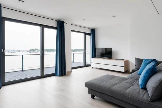 KI-Bild: Helle Kaiwohnung mit weiter Aussicht über das Hafenbecken