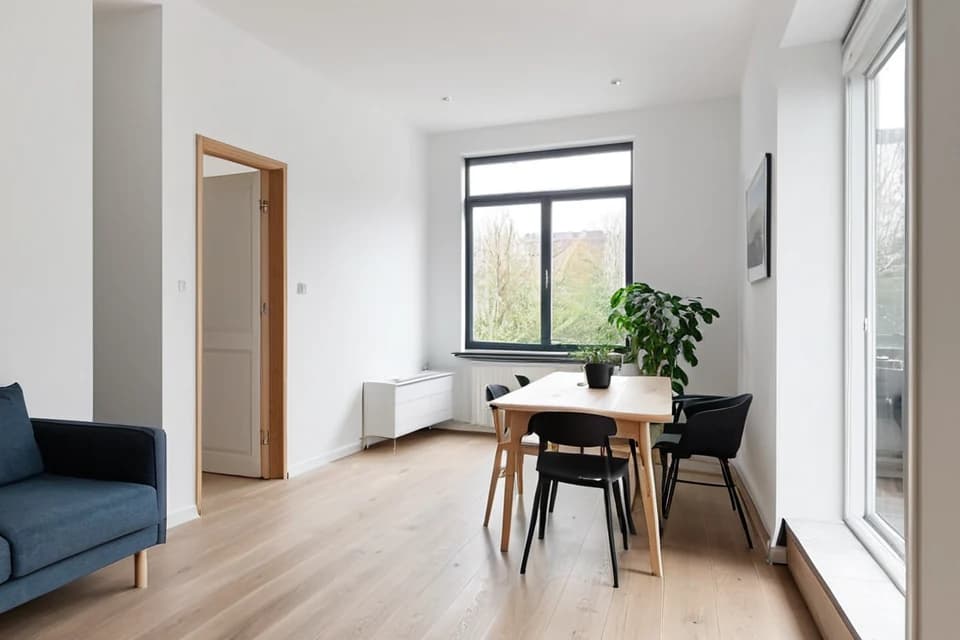 KI-Bild: Modernes Apartment mit begrüntem Laubengang – Ansicht 1