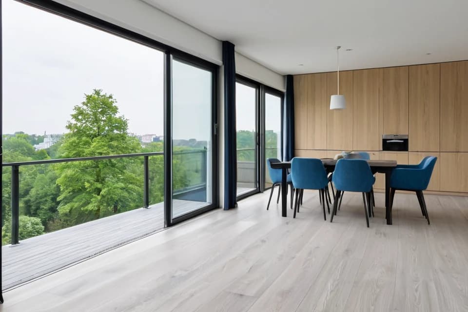 KI-Bild: Großzügiges Terrassenhaus mit Blick über Baumkronen – Ansicht 1