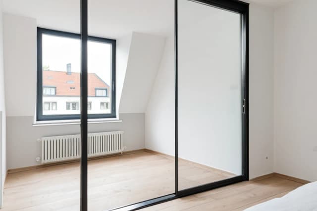 KI-Bild: Altbauwohnung auf versetzten Ebenen mit Elbfenster