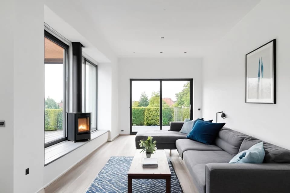 KI-Bild: Helle Villa am Geesthang mit gestuftem Garten – Ansicht 1